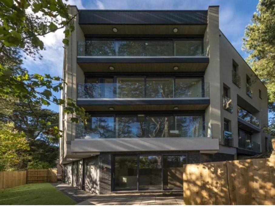 Luxury 3 Bed Flat With Large Terrace, Sea Views And Hot Tub Appartement Canford Cliffs Buitenkant foto