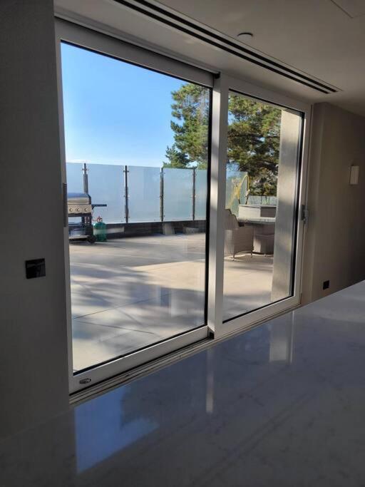 Luxury 3 Bed Flat With Large Terrace, Sea Views And Hot Tub Appartement Canford Cliffs Buitenkant foto