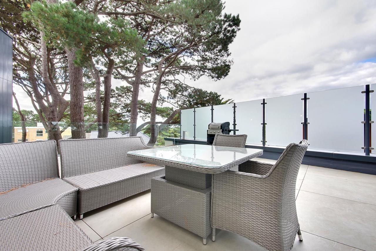 Luxury 3 Bed Flat With Large Terrace, Sea Views And Hot Tub Appartement Canford Cliffs Buitenkant foto